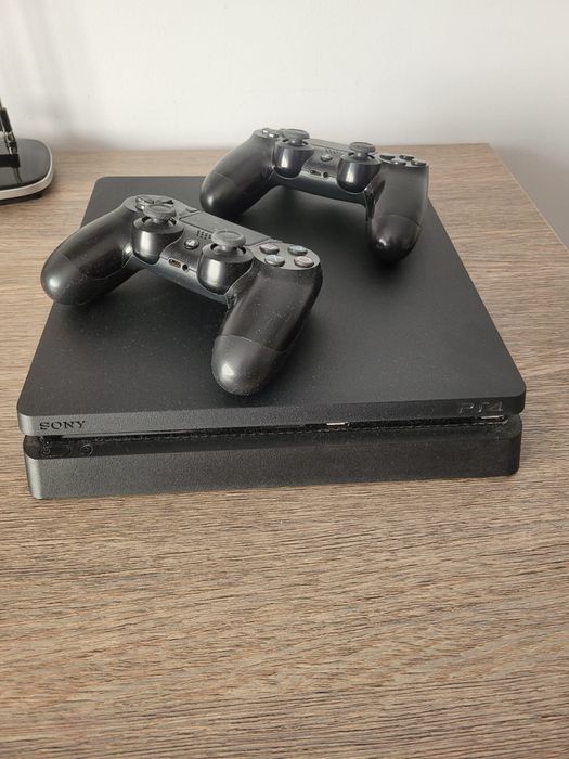 PS4 de 1TB cu 2 manete