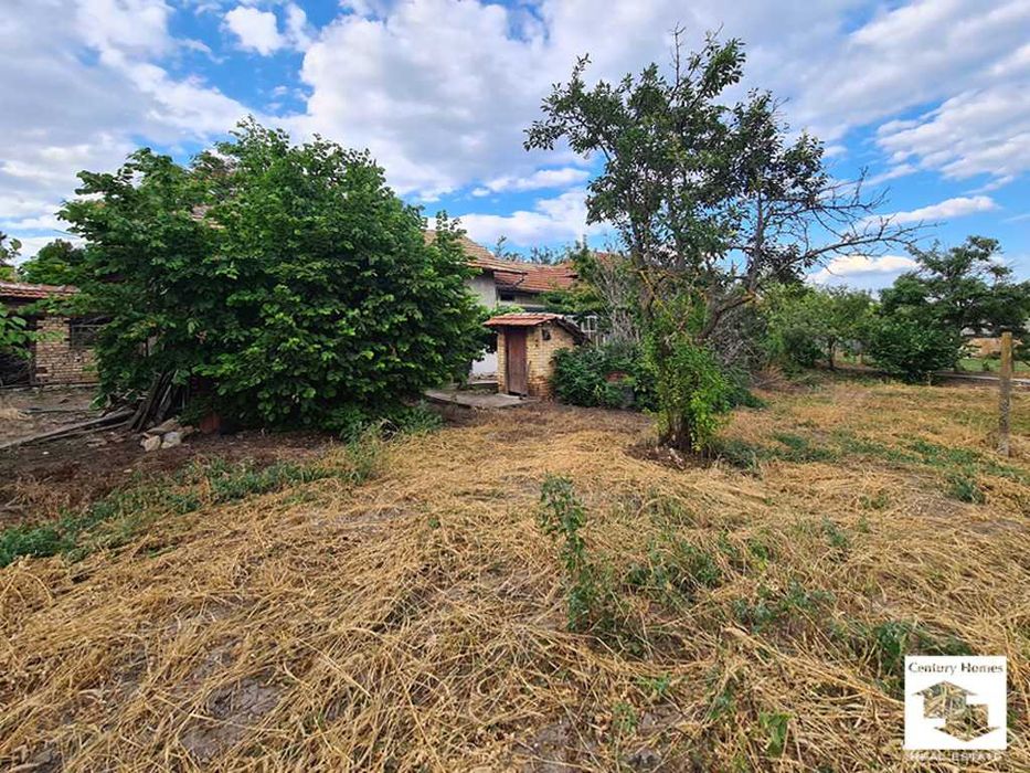 145303 ЕКСКЛУЗИВНО! Просторна къща с гараж в с. Страхилово