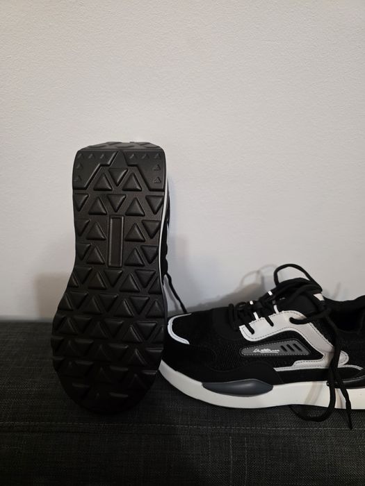 Bocanci stil adidas cu bombeu metalic