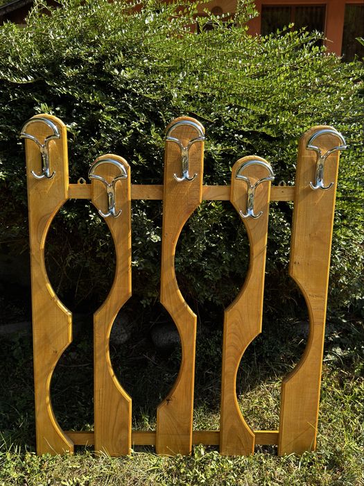 Дървени закачалки за стена