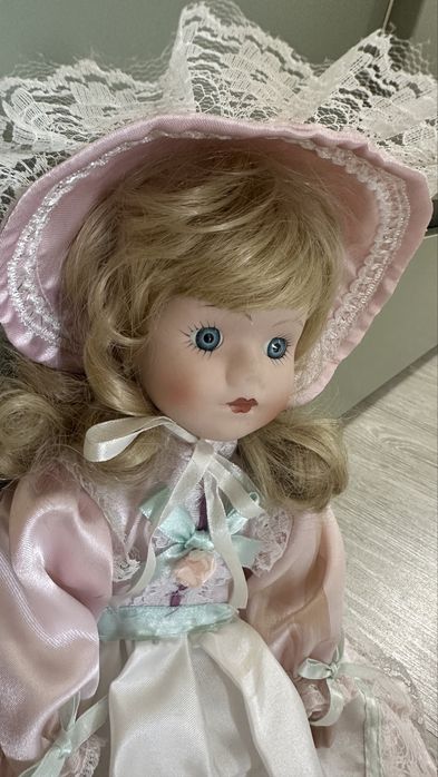 Кукла фарфоровая