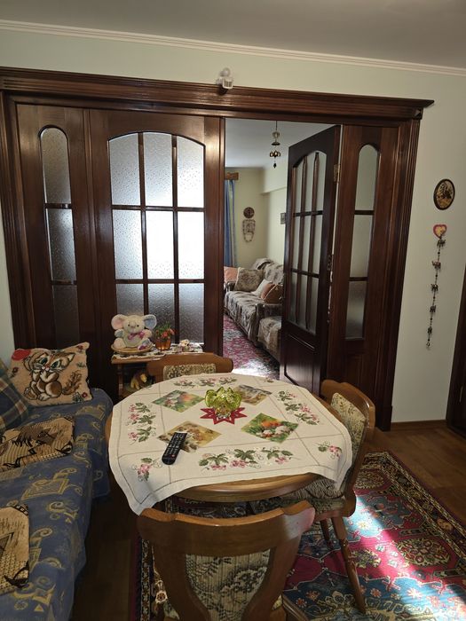 Ap. 3 camere, in Roman, decomandate, etaj 1,bloc de caramida, 87000 €