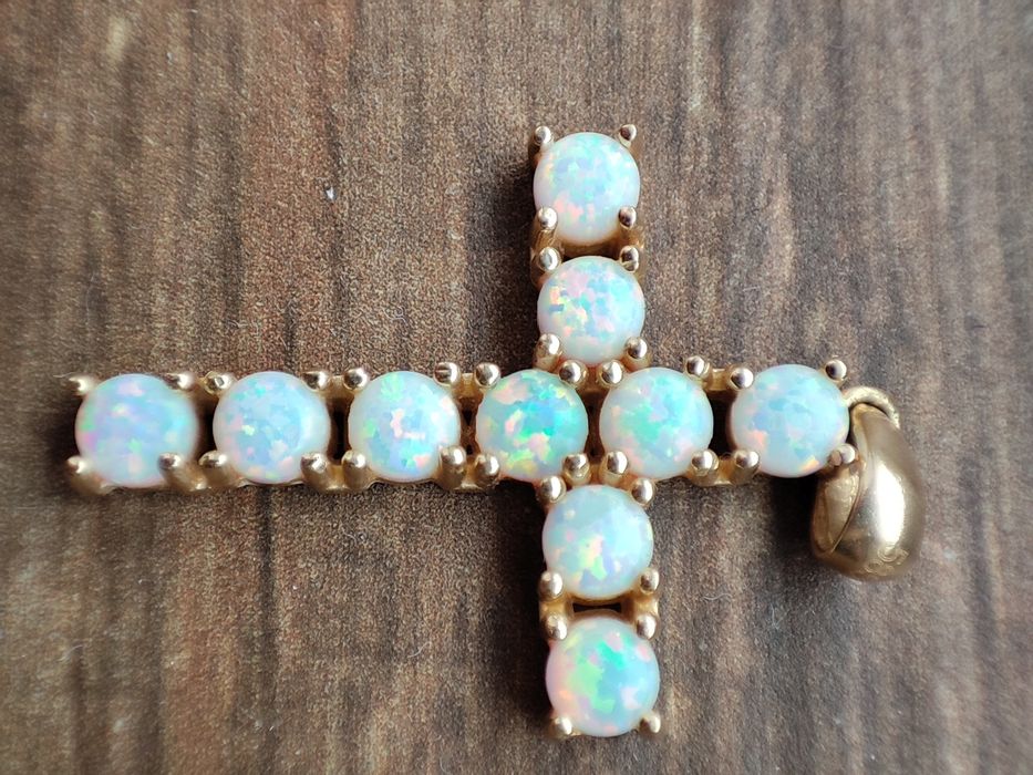 Cruciuliță aur 14 k  cu opal alb