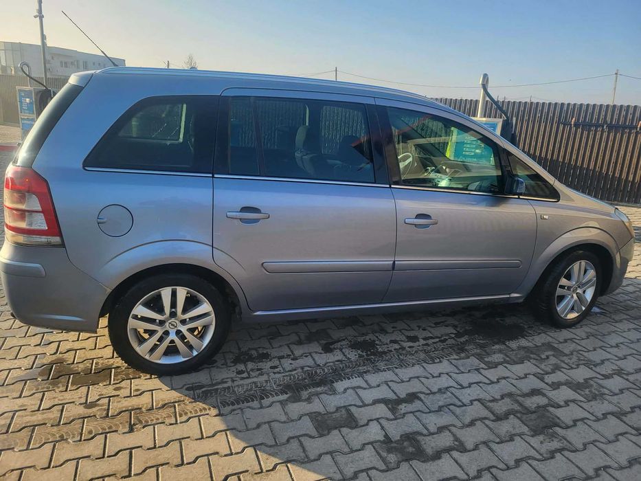 Masina Opel zafira