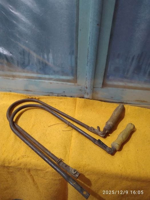 Два лобзика по дереву.