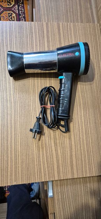 Плойка и утюжок для  укладки волос фирмы ELLE . Новые. И два  фена .