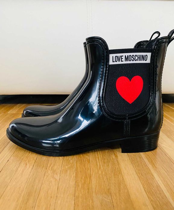 MOSCHINO - Ghete Chelsea de ploaie negre cu logo si inima