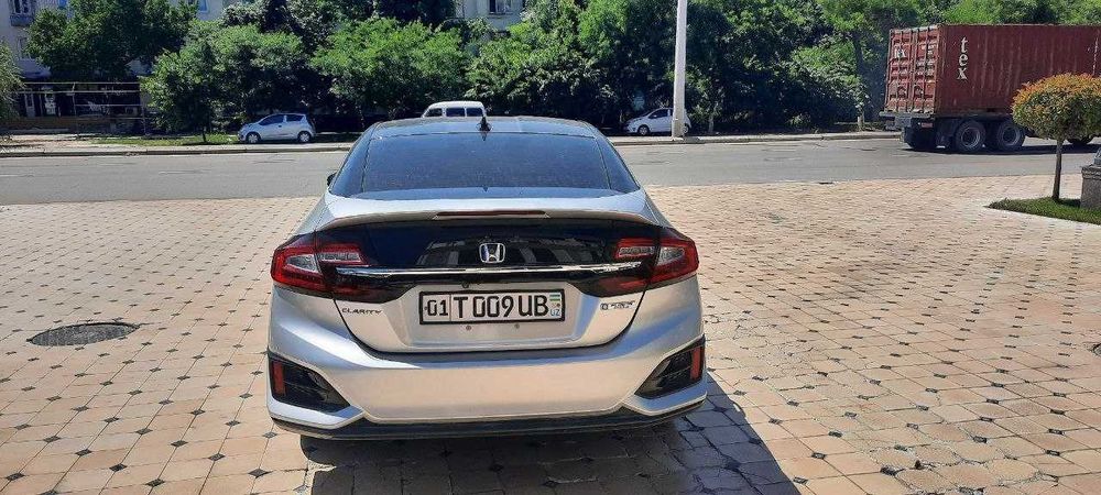 2019-йилда ишлаб чиқарилган honda hybrid русумли машинамни сотаман