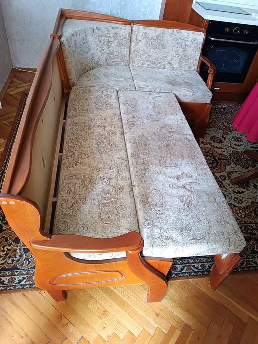 Запазен кухненски ъгъл от масив с опция за сън