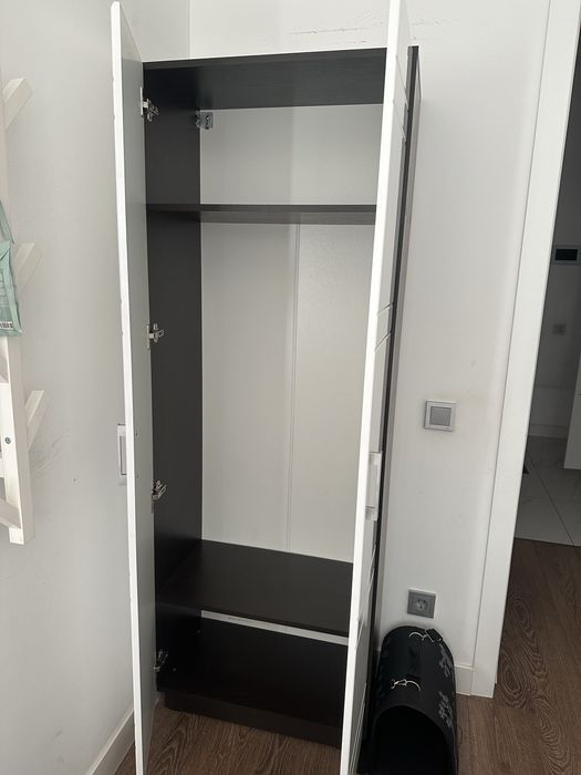 Шкаф б/у с белыми дверями