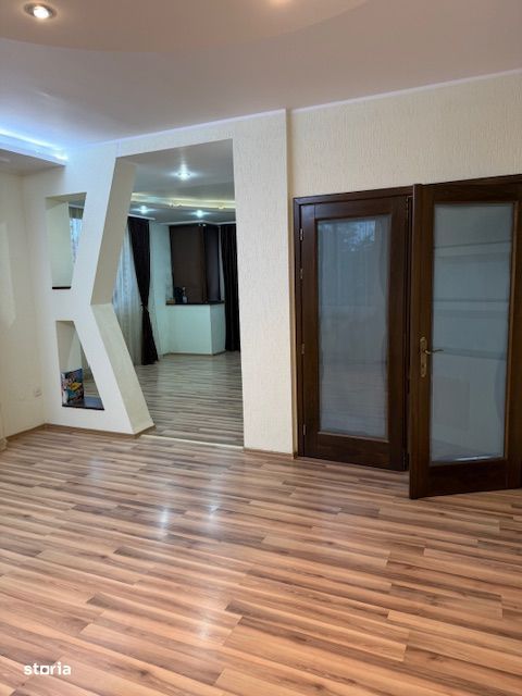 Proprietar vand locuință si teren