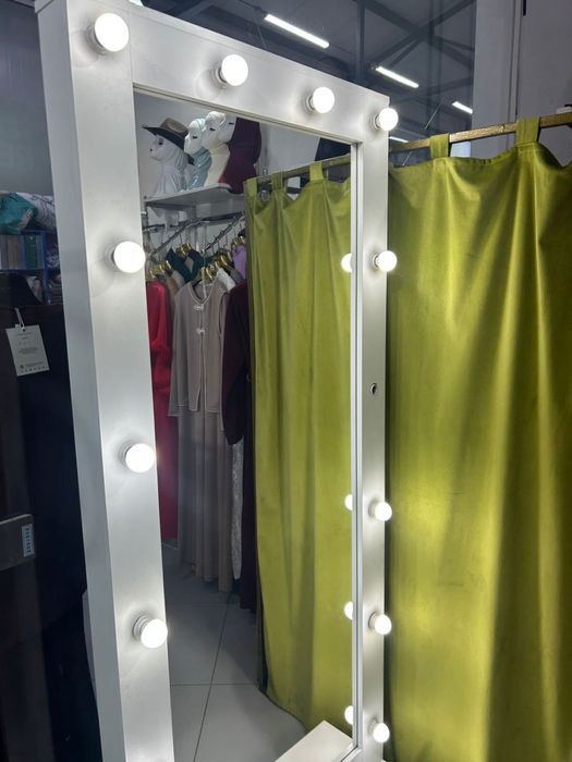 Зеркало, примерочный, шкаф, рейл стилаж все продается для бутика магаз