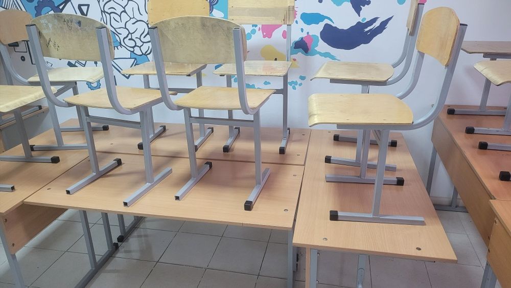 Парты со стульями