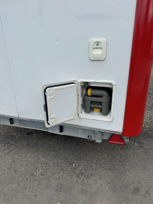 Remorcă de locuit complet echipată cu baie, duș, toaletă și bucătărie