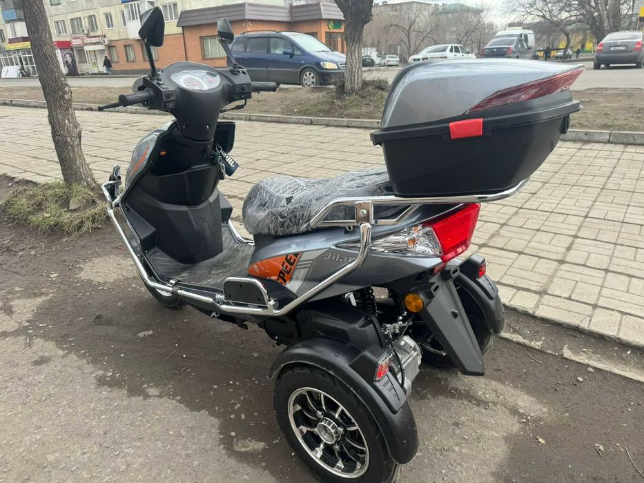 Скутер ,трицикл, три  колеса