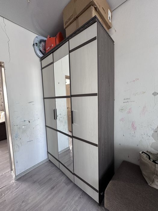 Большой шкаф для одежды