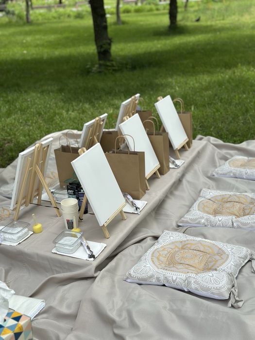 Organizez evenimente creative private – Picnic & Paint / Paint & Sip