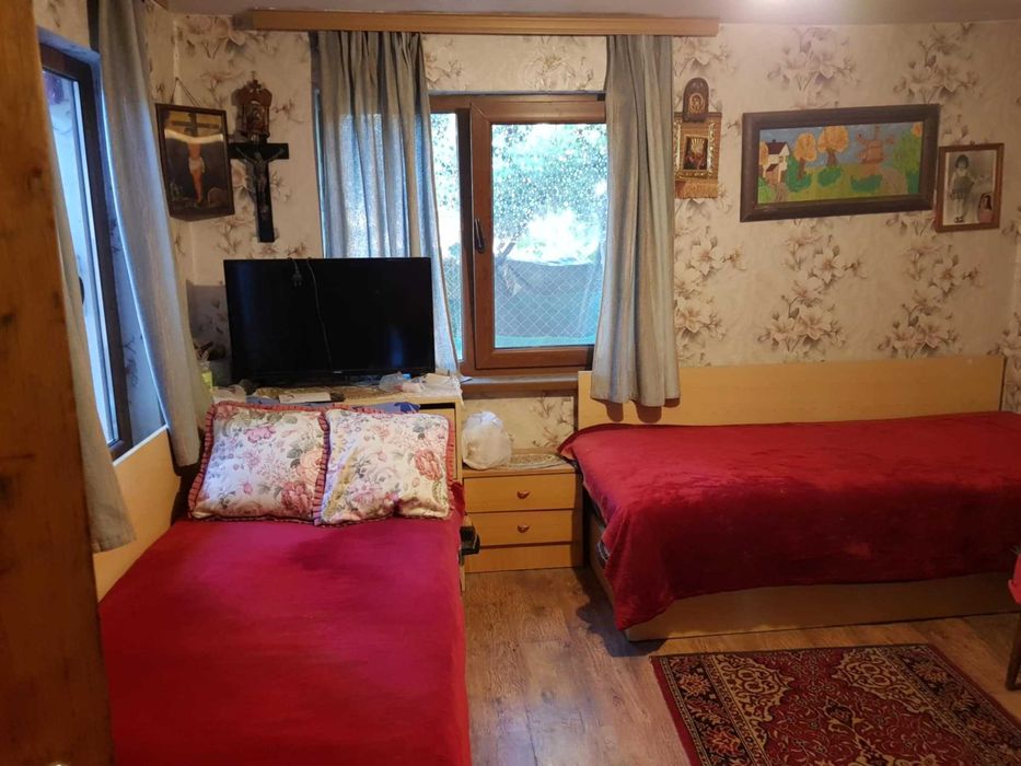 Продавам селска къща с чудесно място за грижи за животни и реколта.