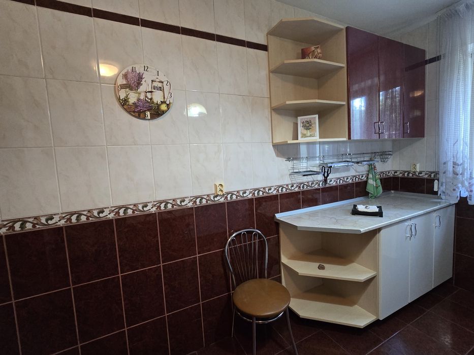 Mobilă bucătărie completă + masă și 6 scaune – foarte bine întreținută