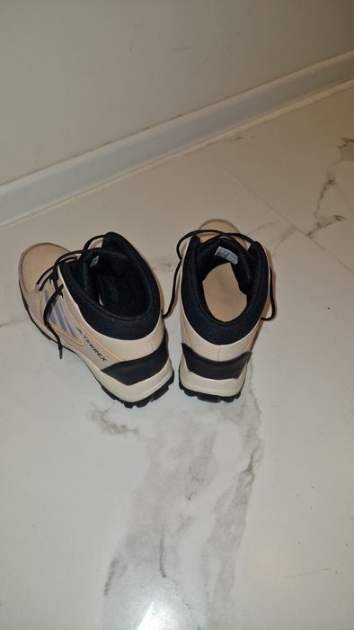 Спортни обувки adidas БЕЖОВ