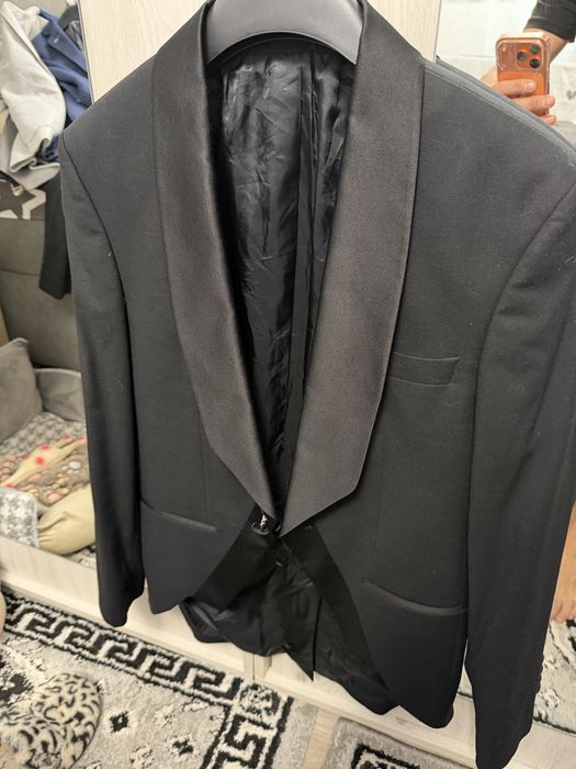 Vând costum de Ginere marimea S impecabil firma Gherasos