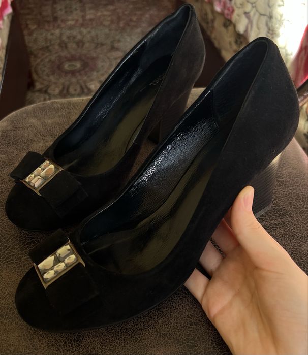 Элегантные чёрные туфли REUCHLL