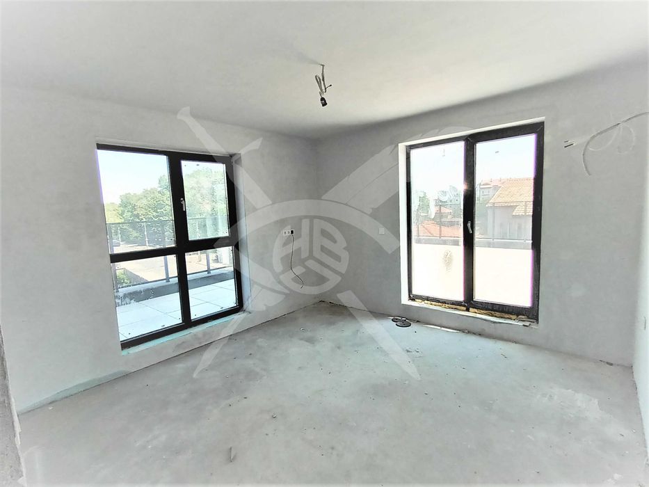 Продава се Тристаен апартамент в Пловдив, Коматево - 194 кв.м за 696 €/кв.м - Снимка #1