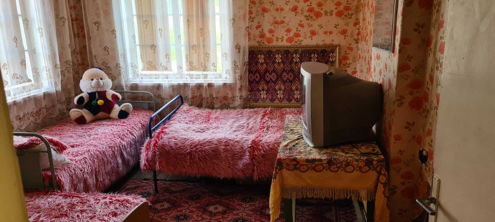 Продавам къща с двор в село Ботуня, на 20 км от гр. Враца.