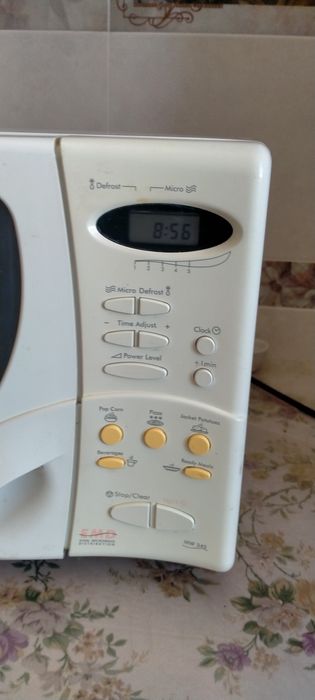 Микроволновая печь DeLonghi.