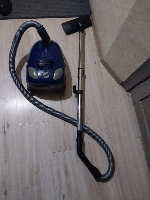 Пылесос Nova. В хорошем рабочем состоянии.