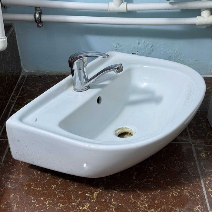 Унитаз и раковина со смесителем. Unitaz va rakovina krani bilan