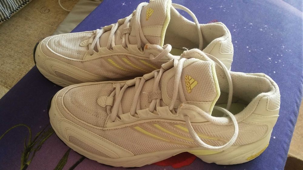 Продаются б/у кроссовки adidas