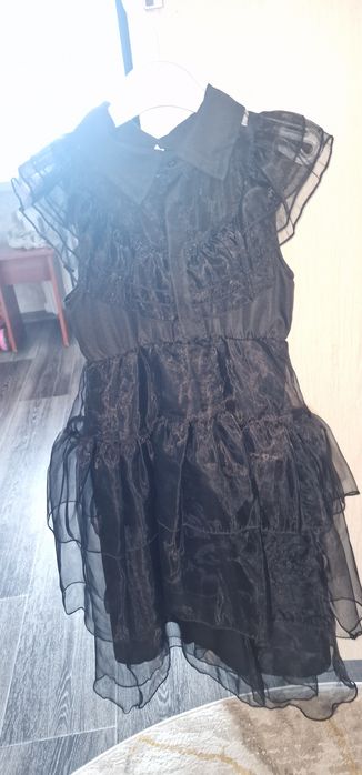 Продам платье на девочку и женское