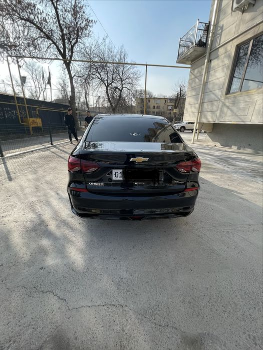 Chevrolet monza 1.5 черная