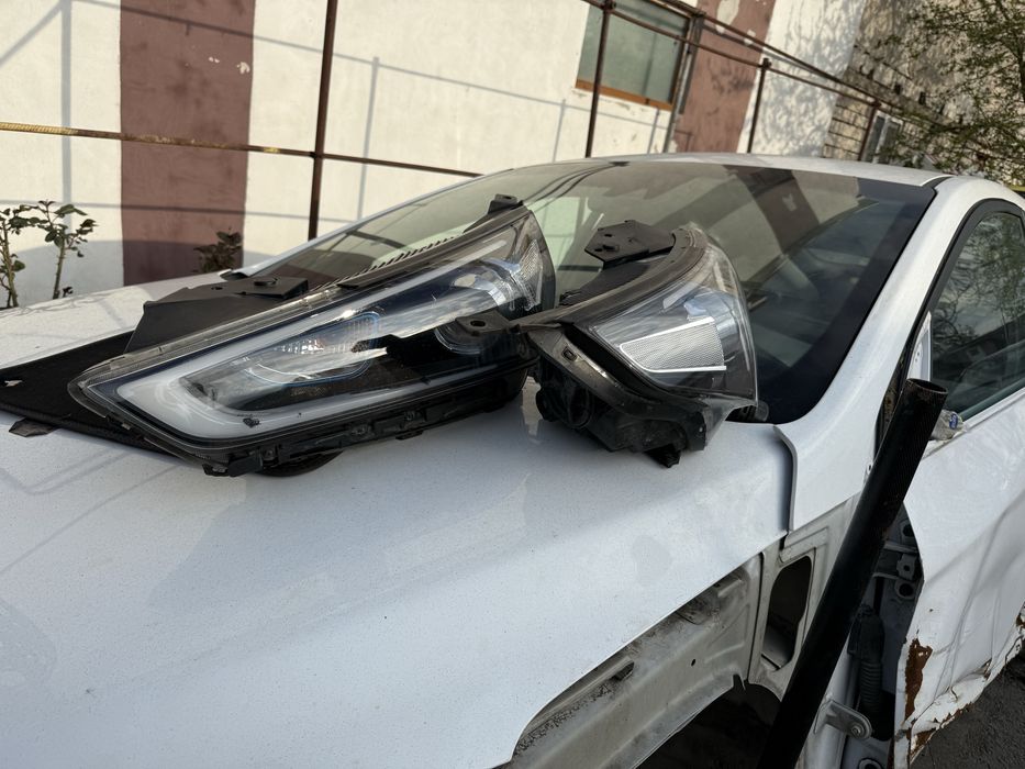 Farurii Hyundai ioniq masina este intreaga