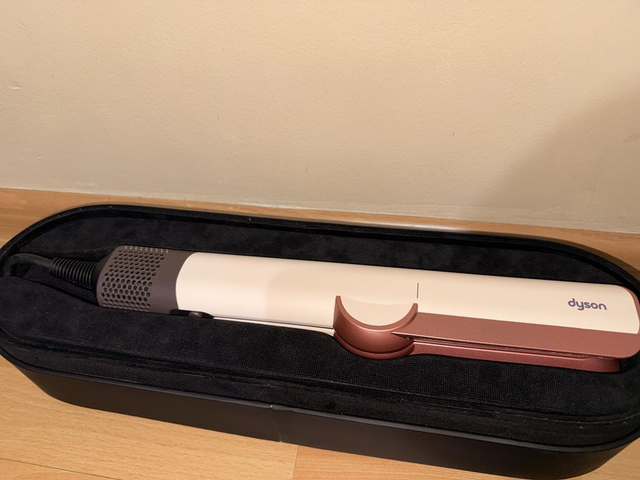 Dyson Aistrait -