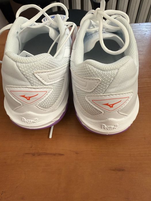 Продам волейбольные кроссовки mizuno
