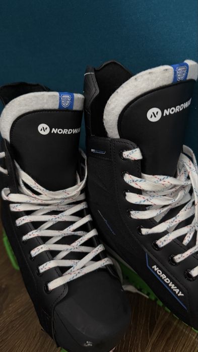 Коньки (хоккейные)