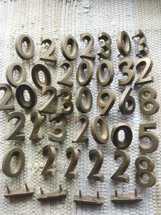 Месингови цифри и букви