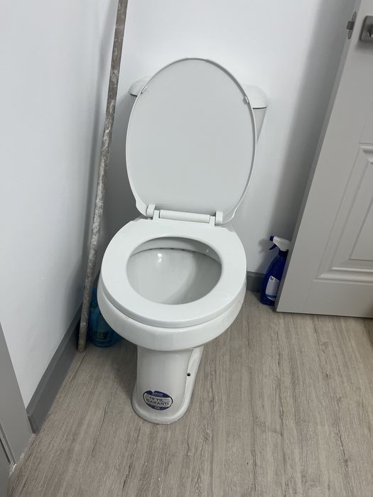 Новый белый унитаз