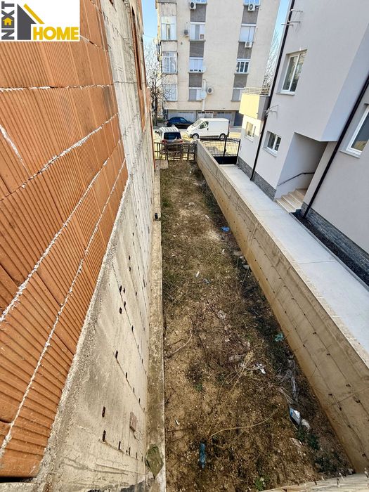 Самостоятелна триетажна къща с гаражи и дворно място