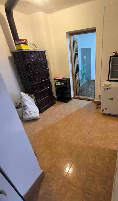 Vand apartament 2 camere balcon inchis magazie lemne geamuri termopane