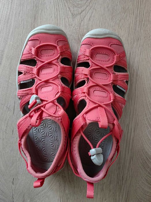 Keen MOXIE 32-33 затворени сандали