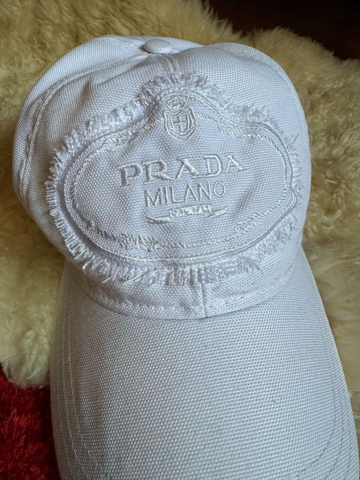 Șapca originala Prada