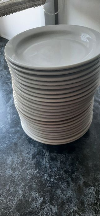 Продам тарелки общепит пол 1-е и 2-е.  Есть побольше тарелки.