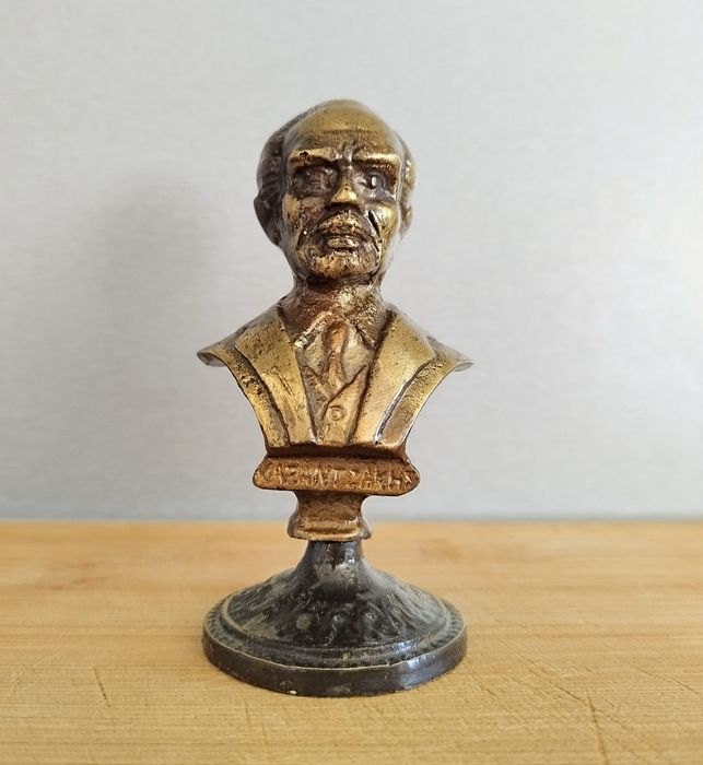 Малък бронзов бюст.