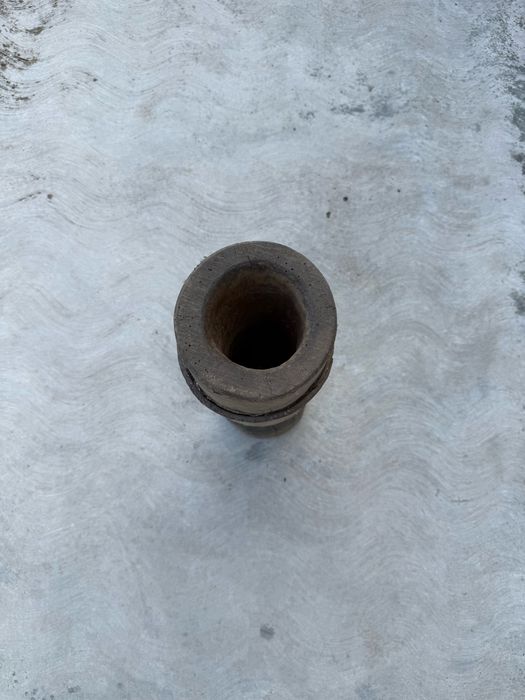 Piua veche din lemn masiv cu armătură metalică