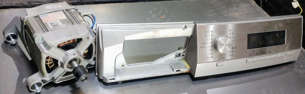 Продавам пералня AEG на части