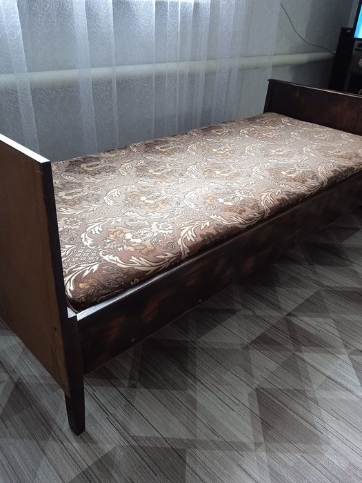 Продаётся односпальная кровать .