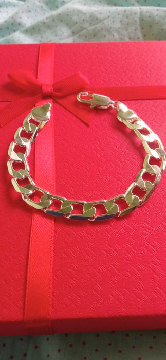 Масивна, сребърна гривна. Класически модел за мъж.В кутия.